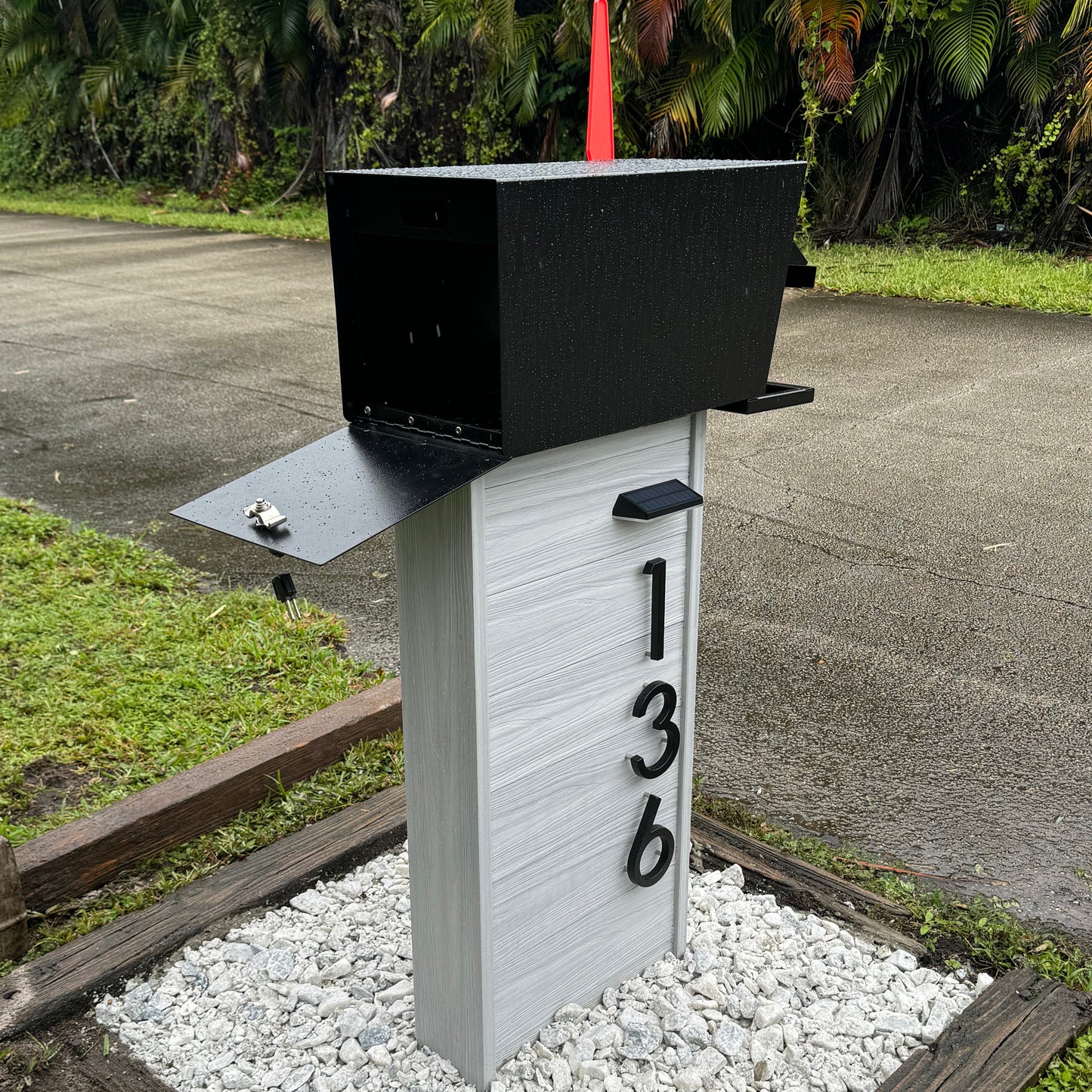 Modern Classic Composite Back Open Mailbox - (Locking)