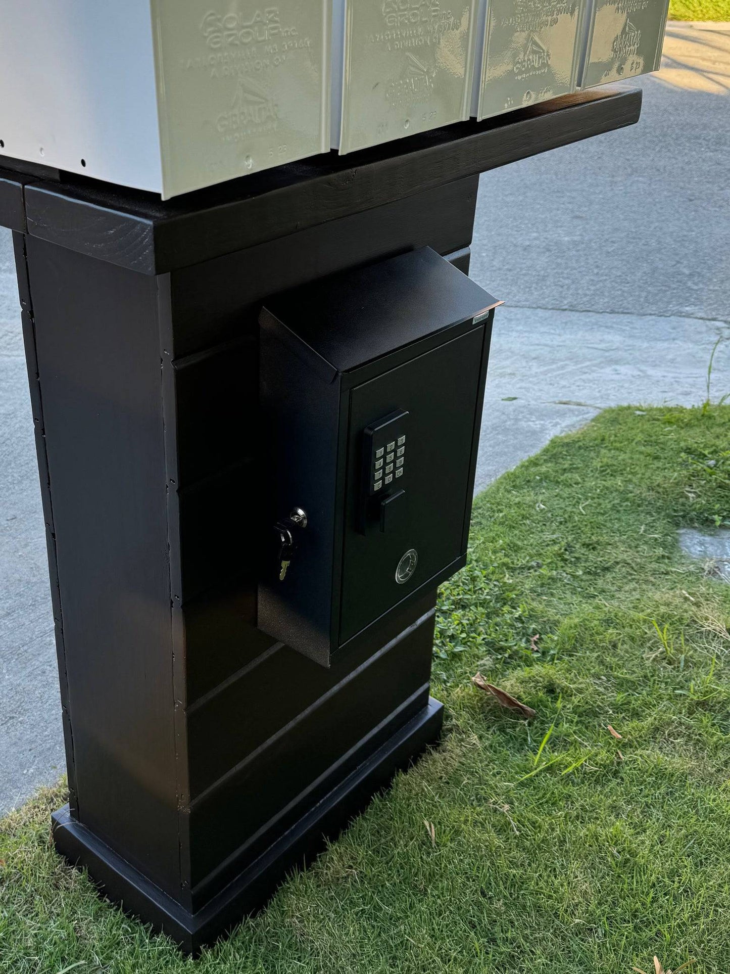 QuadLuxe Mailbox