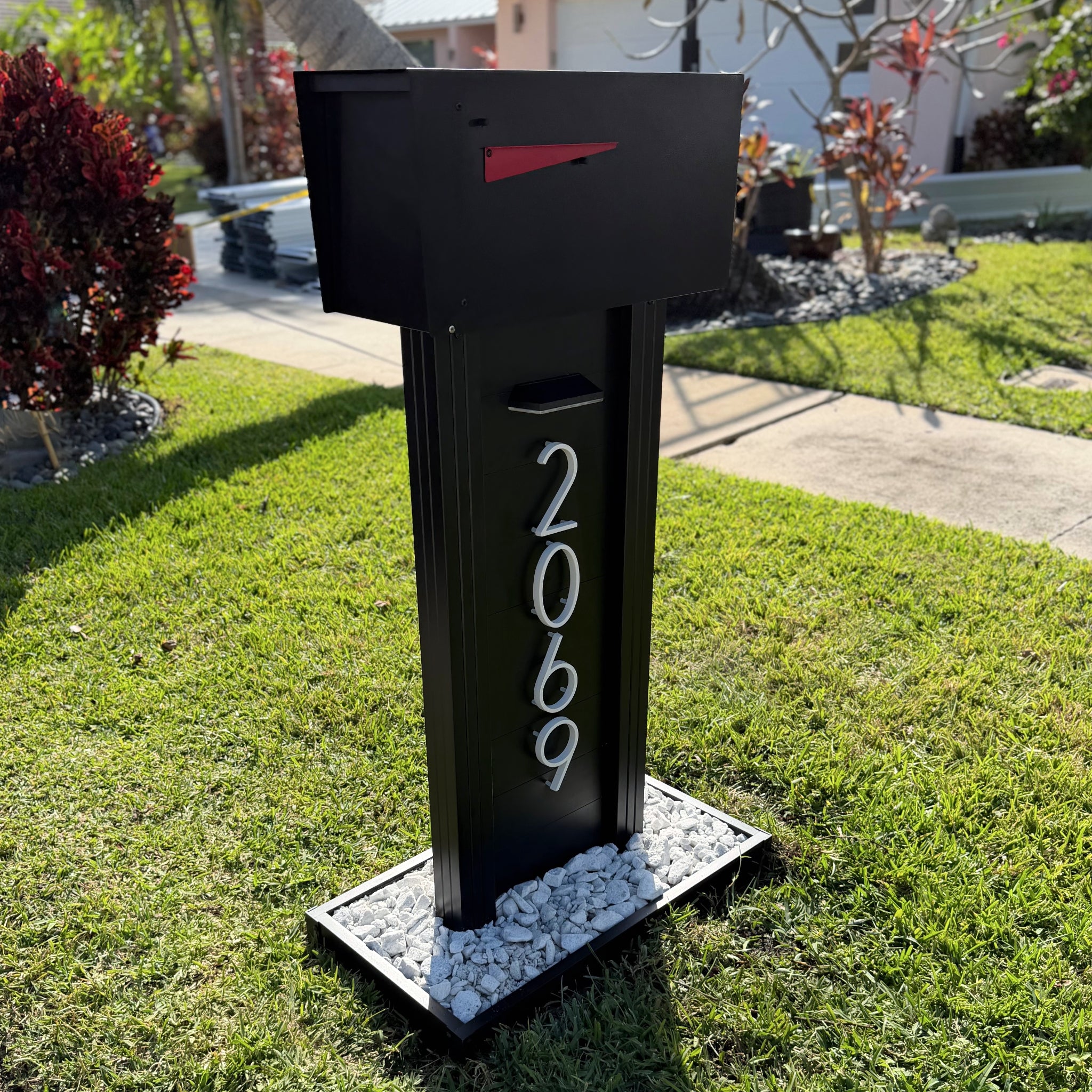 Aluma Modern Mailbox by Dream Mailboxes