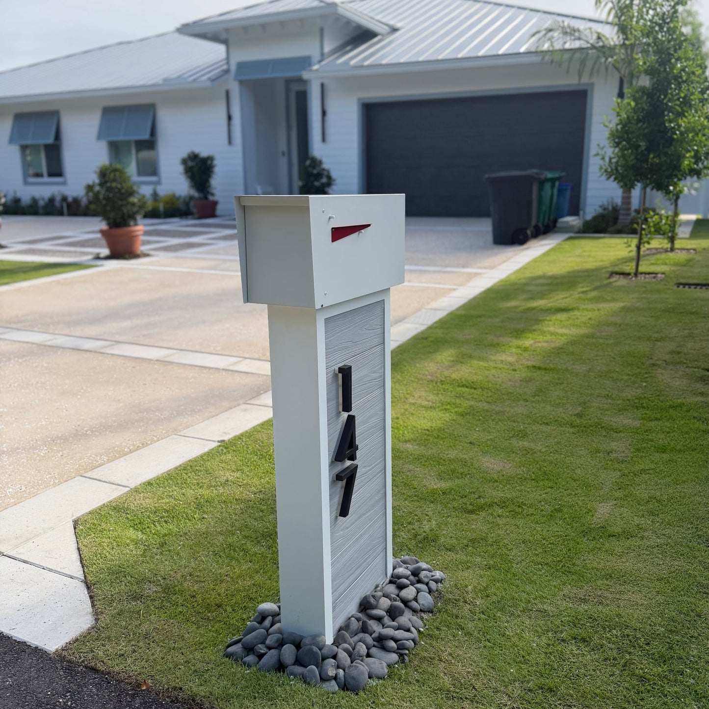 Slatline Sleek Mailbox - Lakefield West