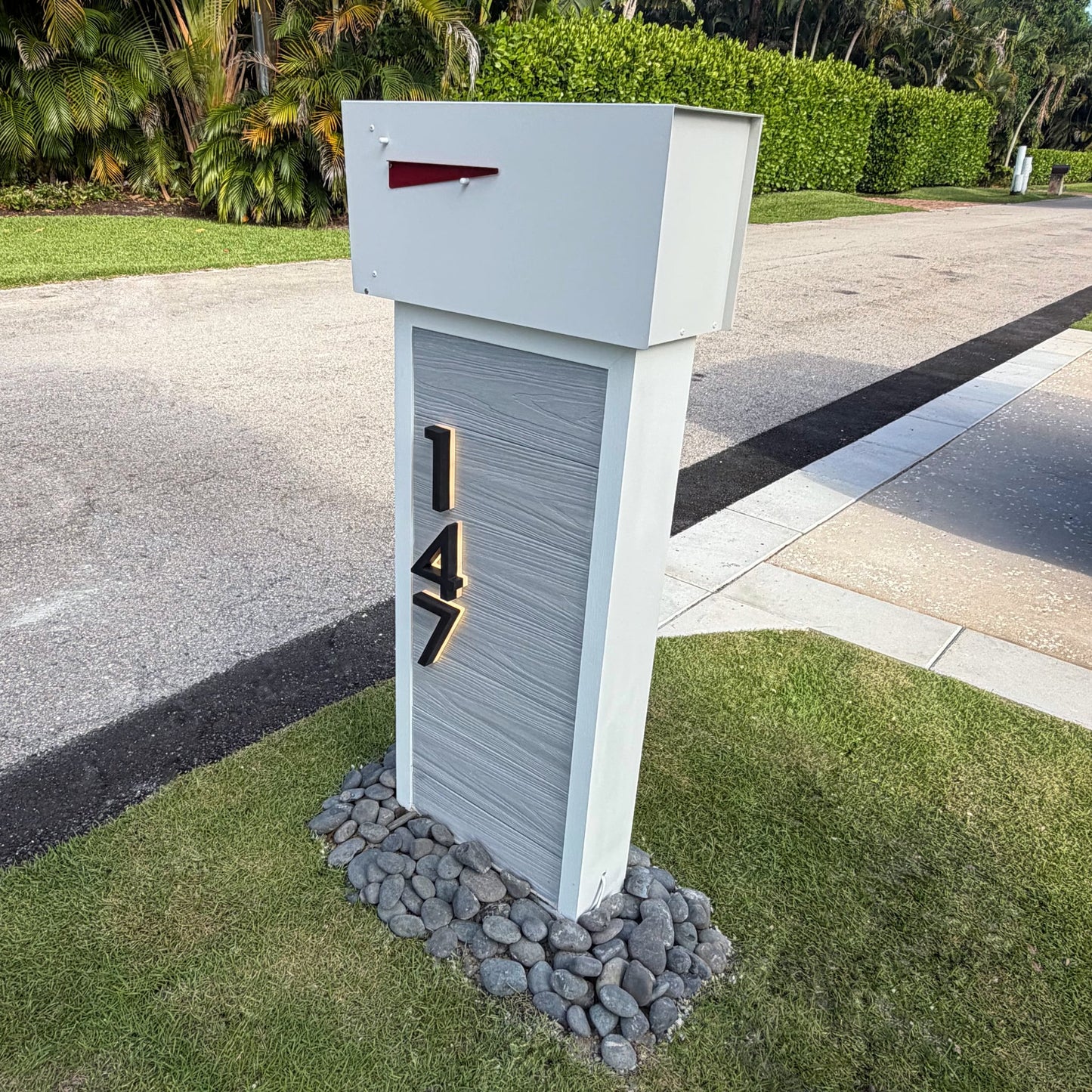 Slatline Sleek Mailbox - Lakefield West