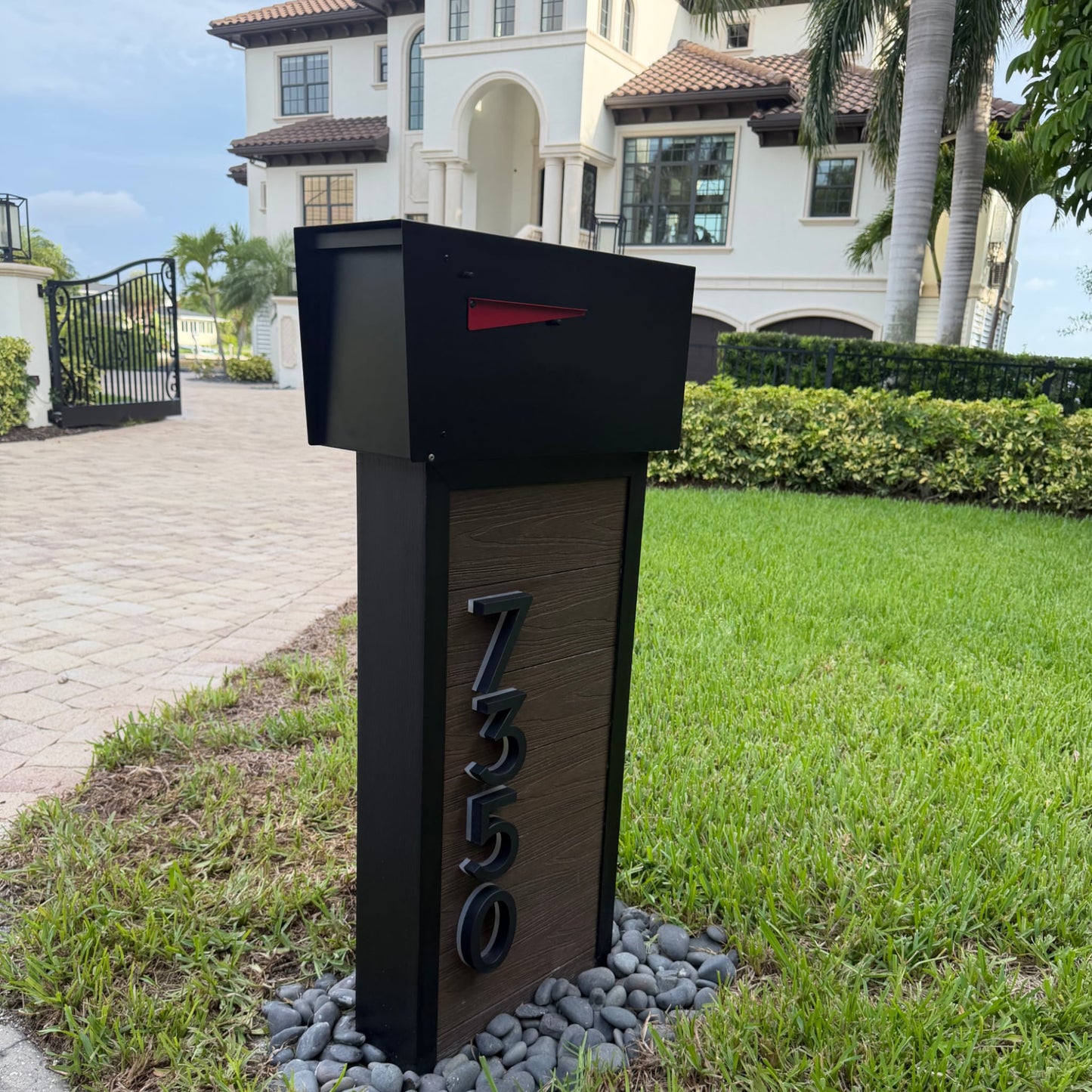 Slatline Sleek Mailbox - Lakefield West