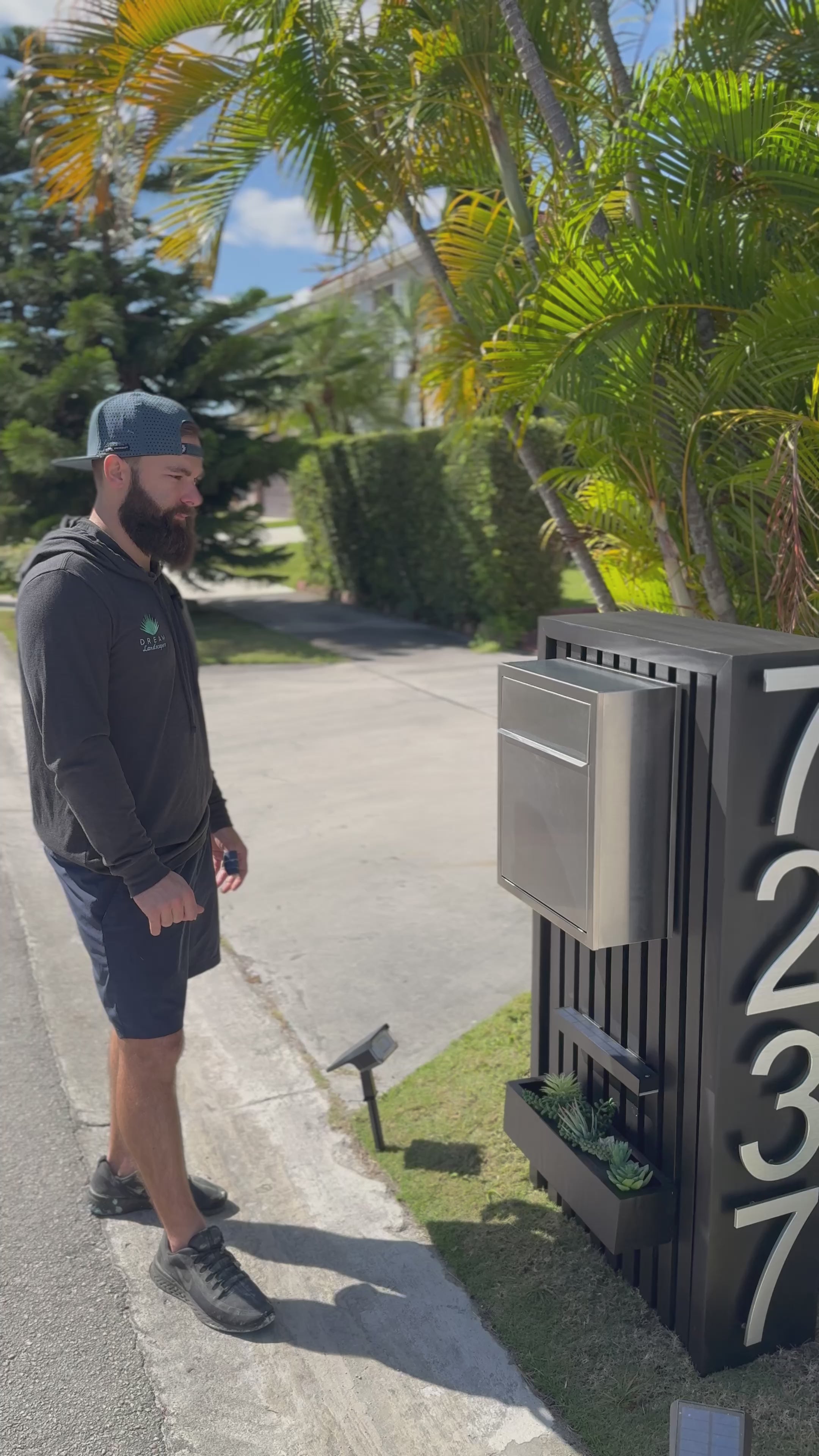 Rinaちゃん ポスト Slatwall Serenity Mailbox
